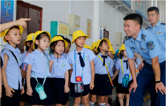 柳州市直屬機關幼兒園：雄鷹展翅放飛夢想 翱翔藍天快樂起航”